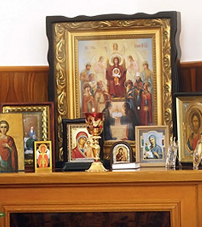 В центре иконостаса, что в кабинете Хорошковского - икона «Похвала Богородице», а рядом - святой Валерий Севастийский, его небесный покровитель. 